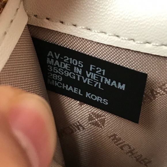 Michael Kors wallet🎈🎈 - Picture 5 of 7